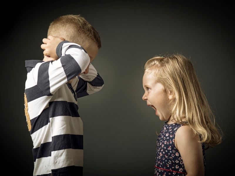 kardeslerin-birbirlerini-kiskanma-sebepleri